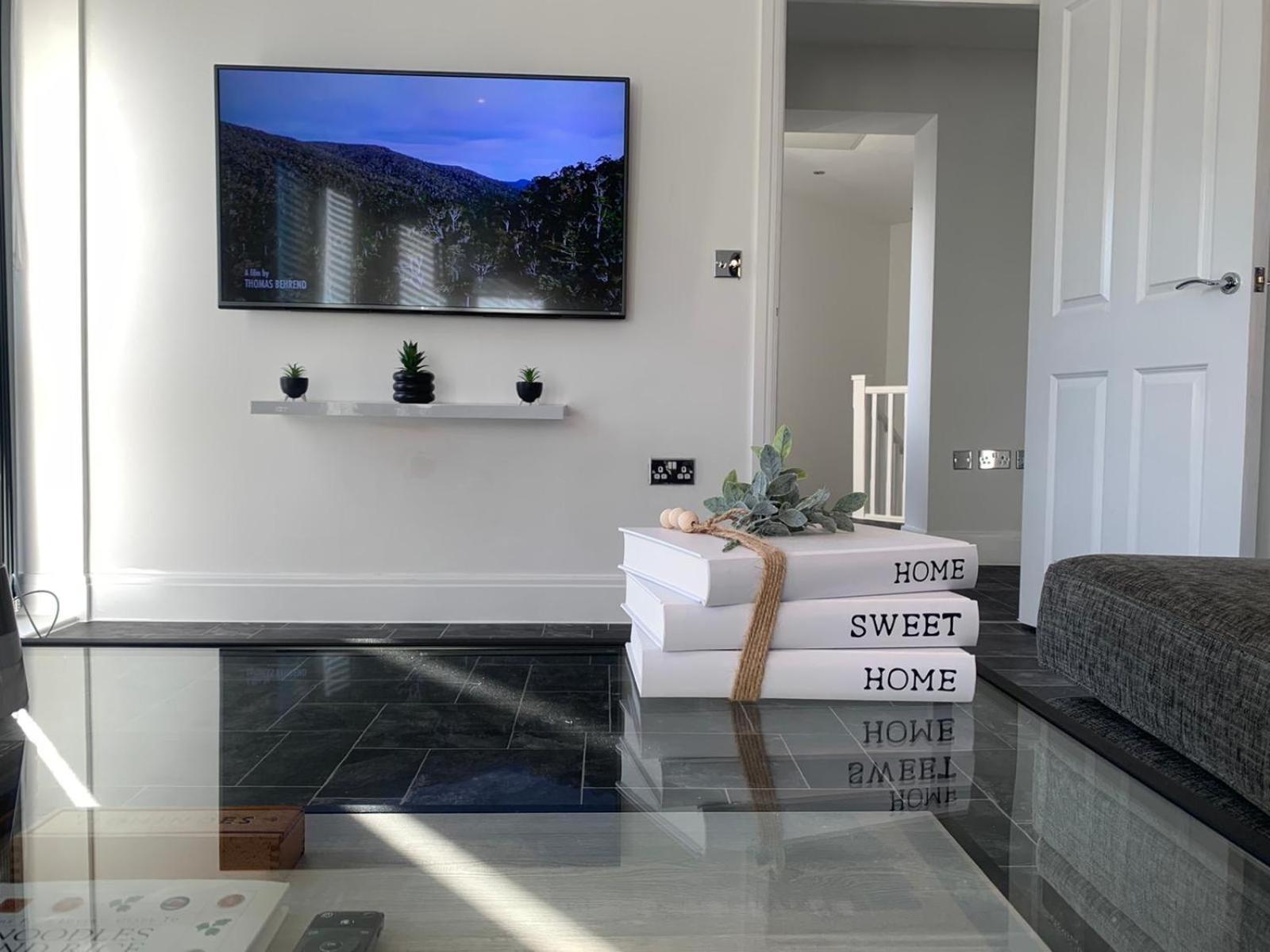 Luxury 2 Bedroom Northampton Townhouse With Balcony Exterior photo