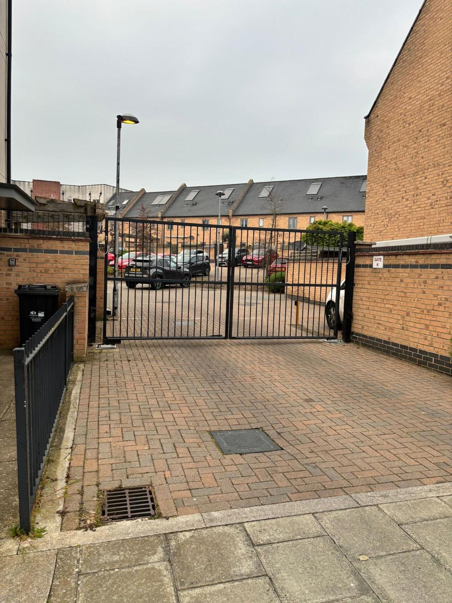 Luxury 2 Bedroom Northampton Townhouse With Balcony Exterior photo
