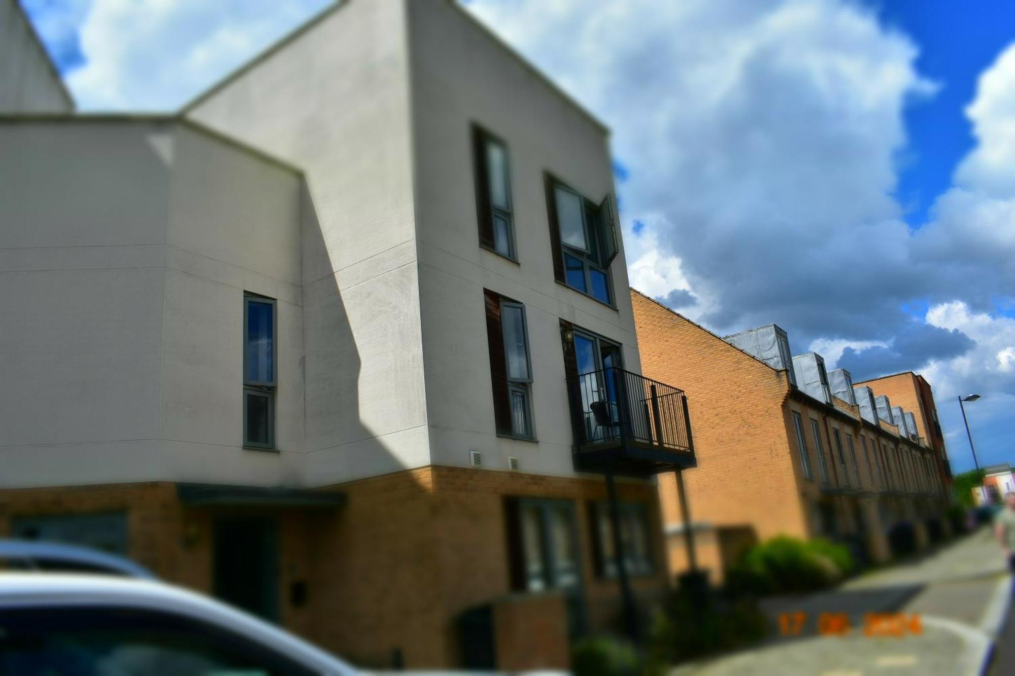 Luxury 2 Bedroom Northampton Townhouse With Balcony Exterior photo