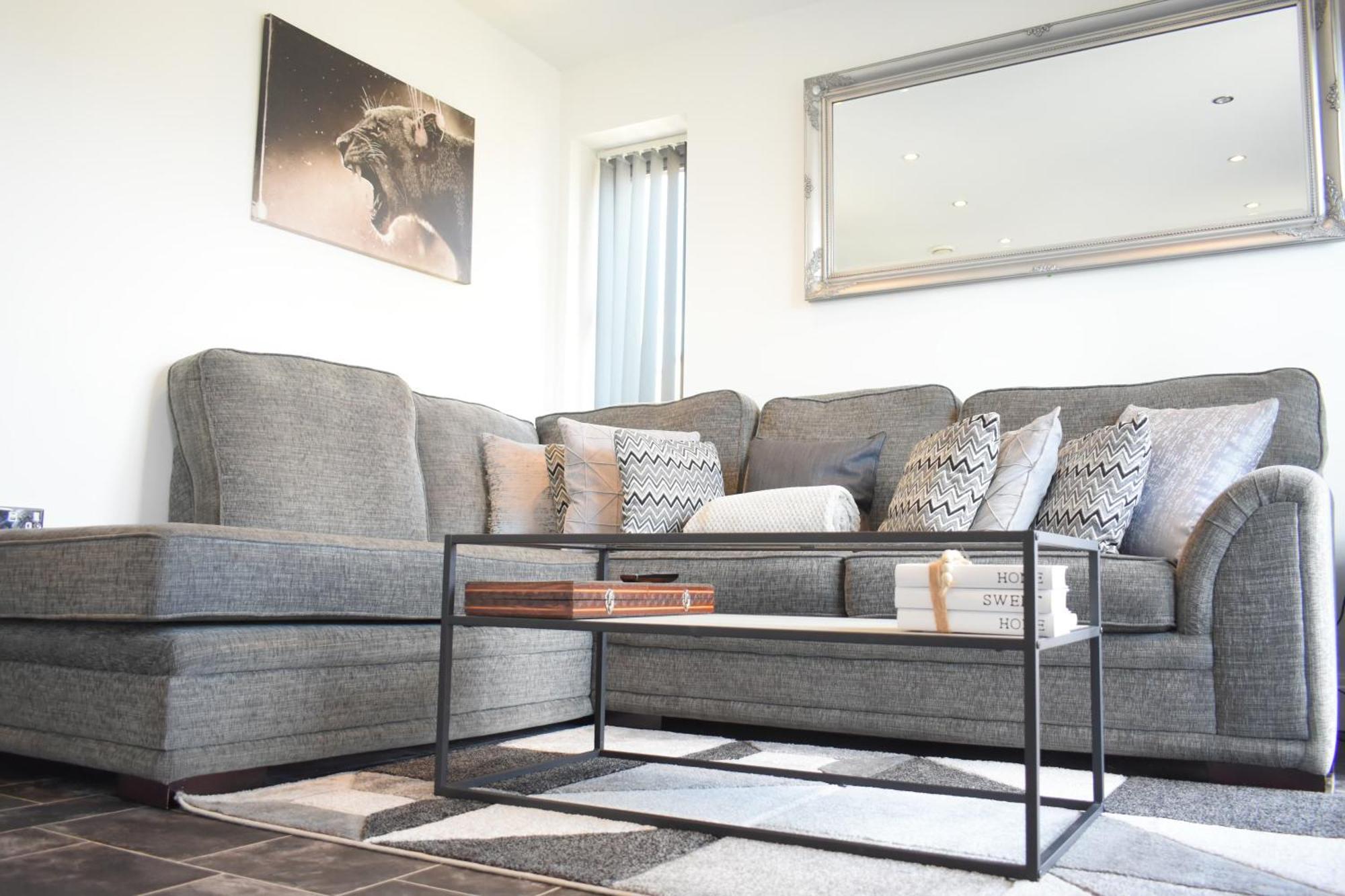 Luxury 2 Bedroom Northampton Townhouse With Balcony Exterior photo