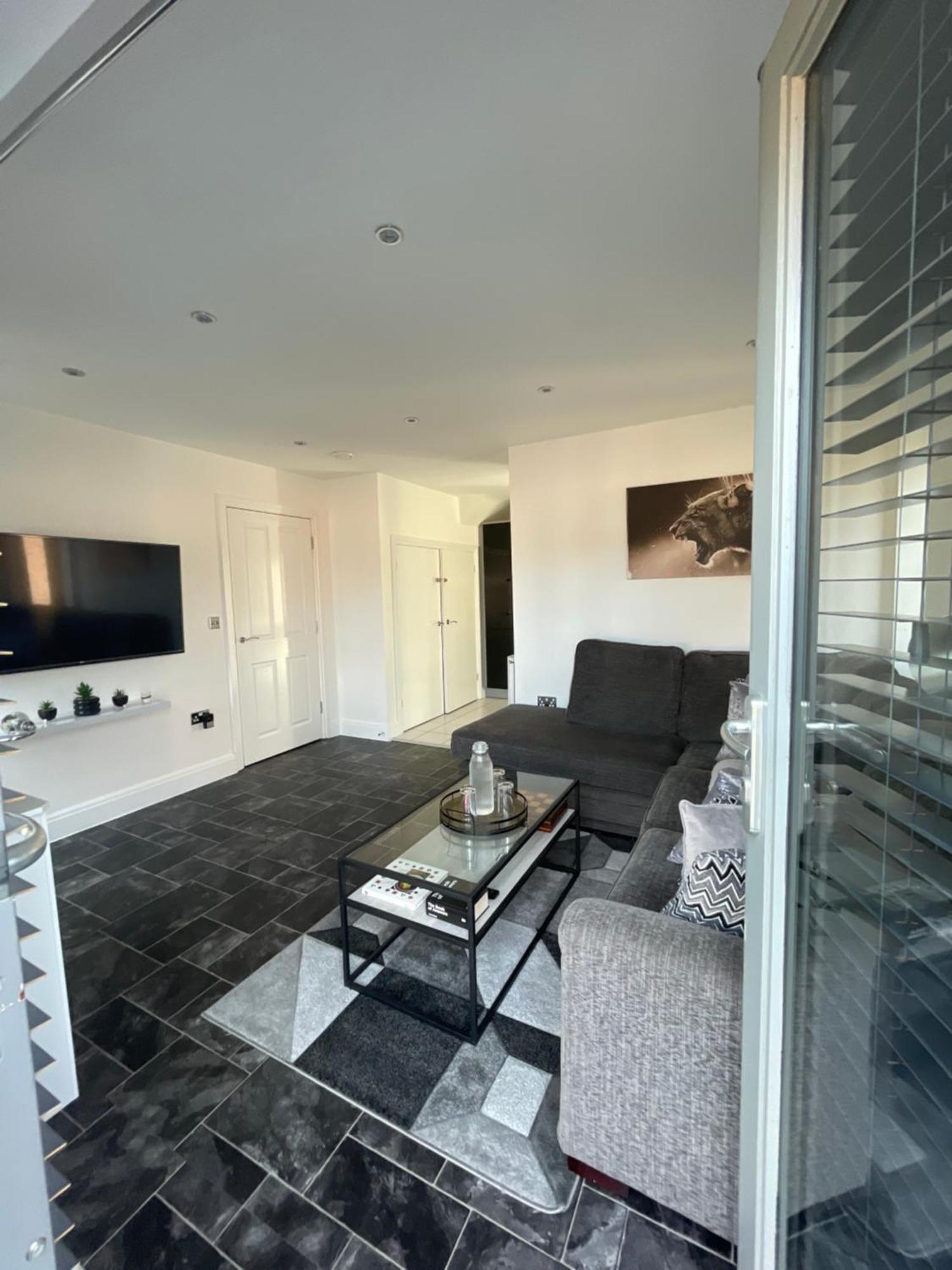 Luxury 2 Bedroom Northampton Townhouse With Balcony Exterior photo
