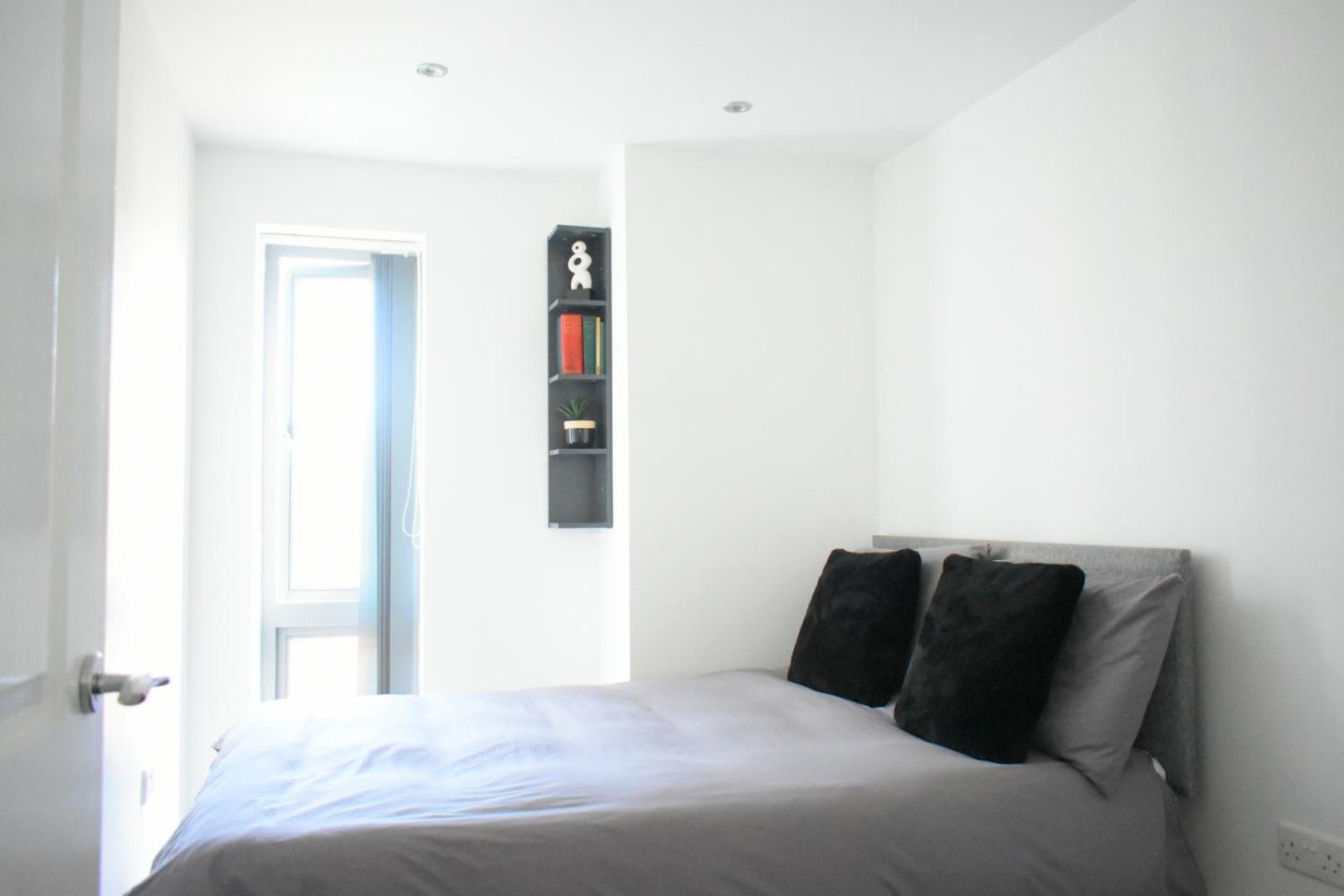Luxury 2 Bedroom Northampton Townhouse With Balcony Exterior photo